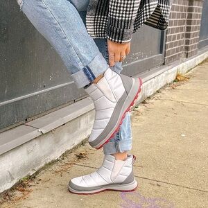 NWT Cougar Waterproof Light Gray Ankle Boots, Size 9.5